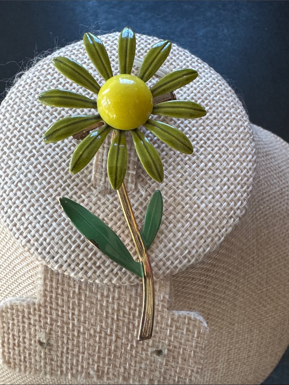 VTG 1960s Green Enamel Daisy Flower Power Brooch with Yell Dome Center Gold Stem
